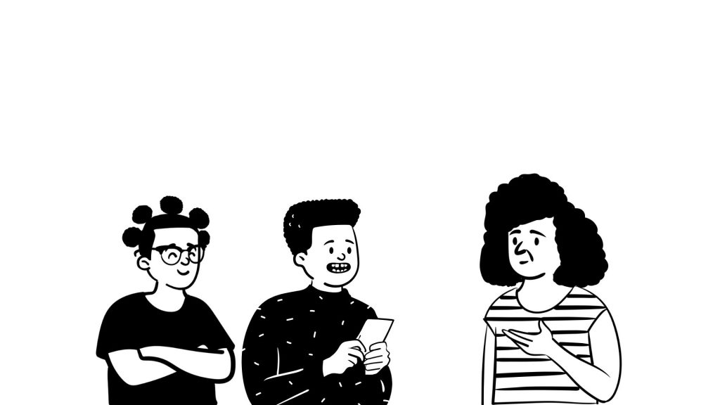 Drei Menschen tauschen sich über ein Projekt aus.